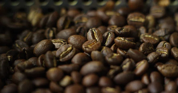 Biji kopi mentah dalam pemanggangan profesional, memanggang pada suhu yang tepat dalam gerakan lambat. konsep sempurna kopi, Italia dan Ethiopia memanggang, alam dan makanan . — Stok Foto