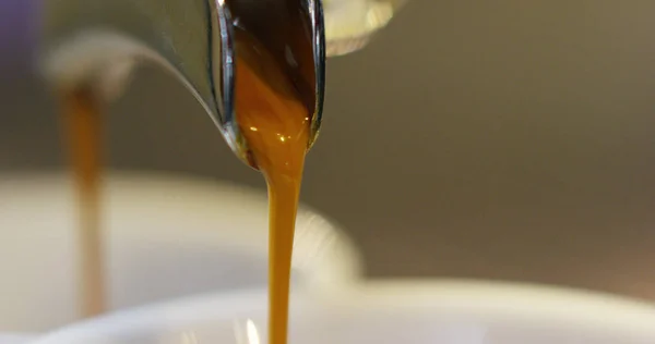 Il caffè perfetto rallentato da una macchina professionale al bar. miscela è perfetto, colore ambra e caffè aroma intenso. concetto di perfezione nella miscela di caffè e intenso nel sapore — Foto Stock