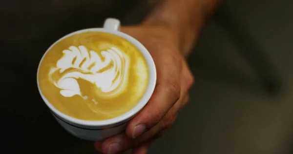 Un barista fa una composizione artistica con latte fresco per fare un cappuccino di qualità italiana, utilizzando espresso italiano. Concetto italiano, passione per il lavoro, colazione e amore per il caffè e l'arte . — Foto Stock