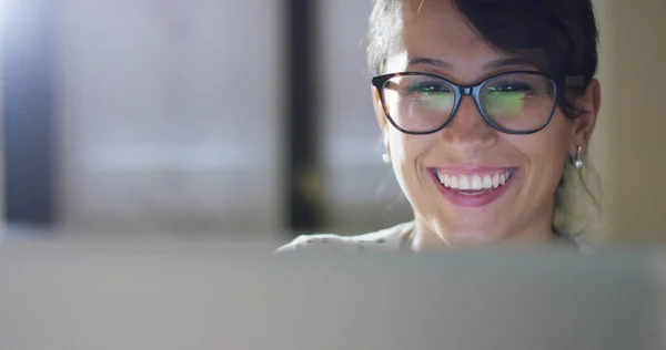 Una chica feliz muy diligentemente trabajar su ordenador y tabletas. concepto de conexión con el mundo y la educación. educación y tecnología combinadas con la pasión por el estudio  . — Foto de Stock