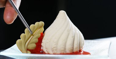 Tatlılar yapmak için profesyonel pudra enfes tatlılar yapar. Konsept: tatlılar, krema, çikolata, pasta, kek, dondurma, hamur, doldurma, lezzetli havadar, gurme, ürün üretimi.