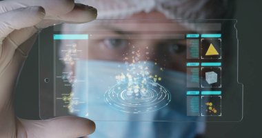 cerrah, teknolojik bir dijital holografik plaka inceliyor