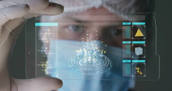 Kirurg, undersöker en teknisk digital holografisk platta — Stockfoto