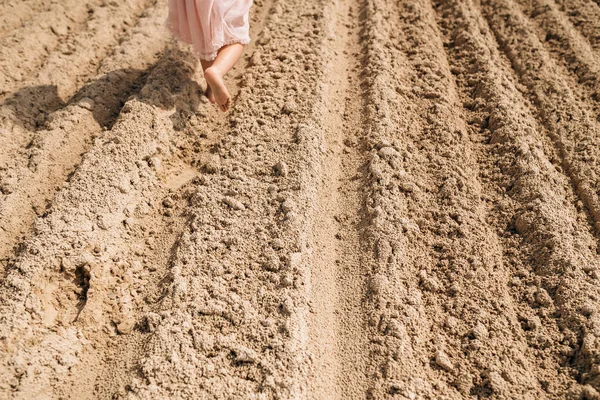 Girl walks on the beach — Stock Photo, Image