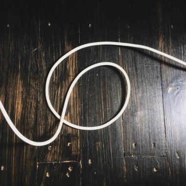 Tahtadaki beyaz kablo