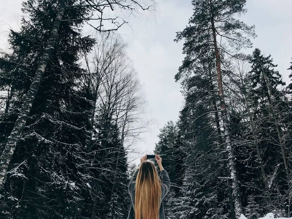 Meisje neemt foto's van het bos op de telefoon — Stockfoto