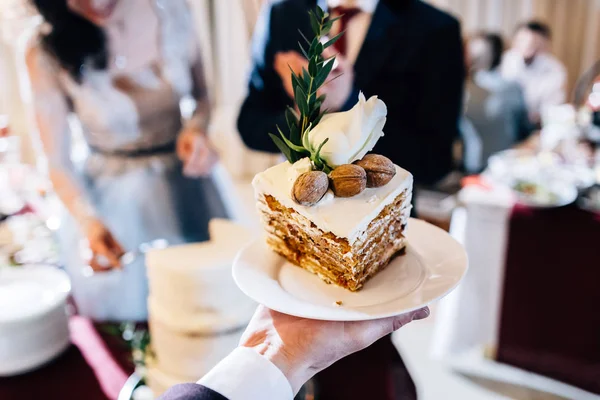 Fındık ile yüksek beyaz pasta — Stok fotoğraf