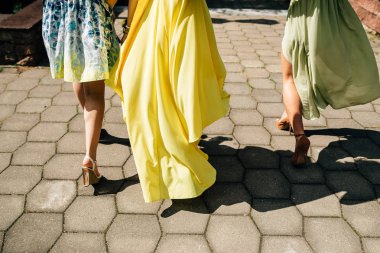 Kızlar renkli elbiseler