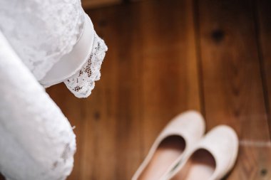 asılı gelinin elbise