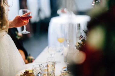 bir kız elinde bir bardak