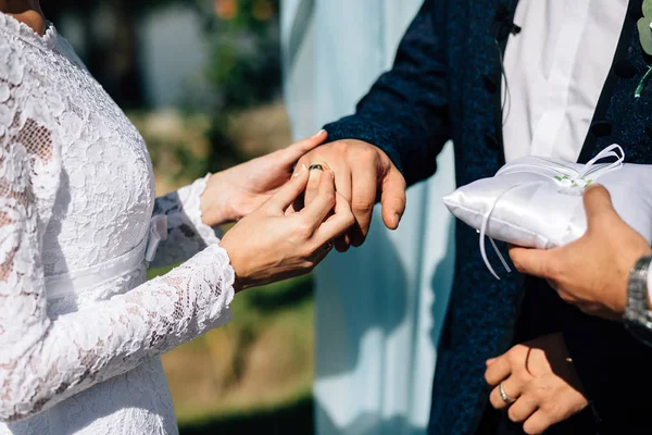 Exchange of wedding rings — Stock Photo, Image