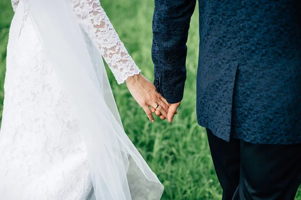 結婚式、手を握る — ストック写真
