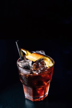 Siyah arkaplanda kokteyl