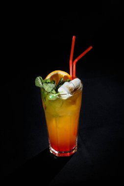 Siyah arkaplanda kokteyl