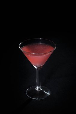 Siyah arkaplanda kokteyl