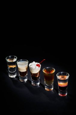 Siyah arkaplanda kokteyl