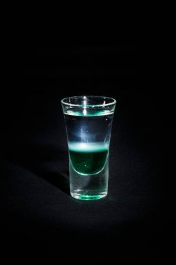 Siyah arkaplanda kokteyl