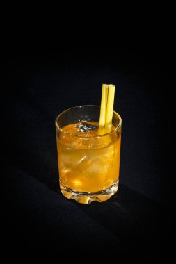 Siyah arkaplanda kokteyl