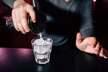 Barmen bir kokteyl hazırlar