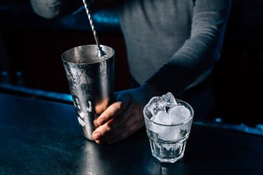 Barmen bir kokteyl hazırlar