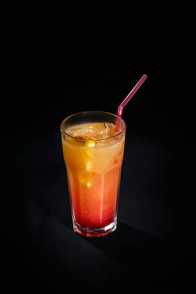 Cocktail su sfondo nero — Foto Stock