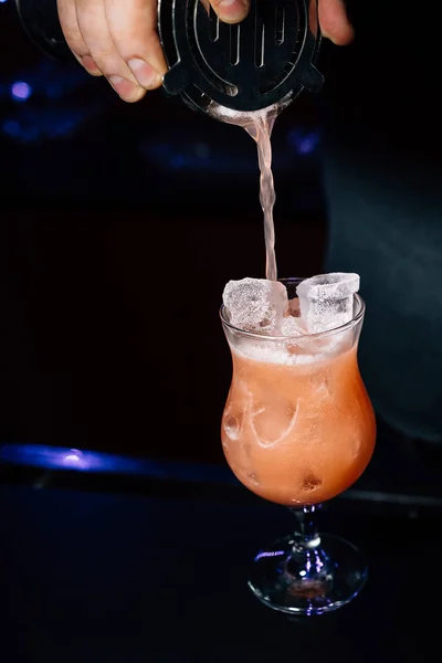 Bartender prepares a cocktail — Stock Photo, Image