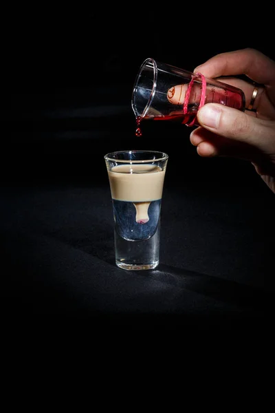 Barman prepara um coquetel — Fotografia de Stock