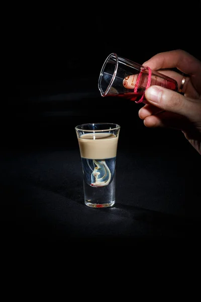 Barman prepara um coquetel — Fotografia de Stock