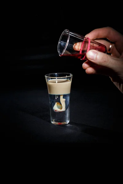 Barman prepara um coquetel — Fotografia de Stock