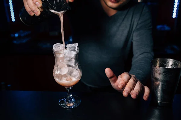 Il barista prepara un cocktail Fotografia Stock