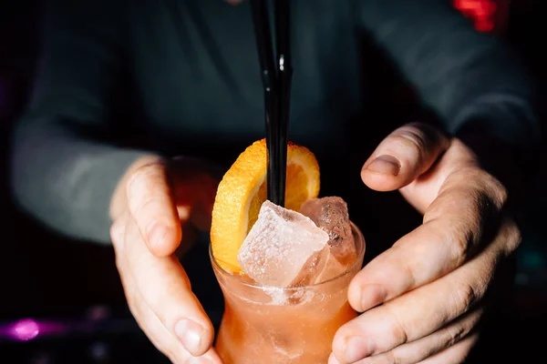 Il barista prepara un cocktail Foto Stock