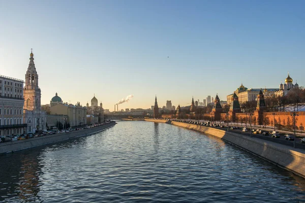 Rzeki Moskwy i Kremla o zachodzie słońca — Zdjęcie stockowe