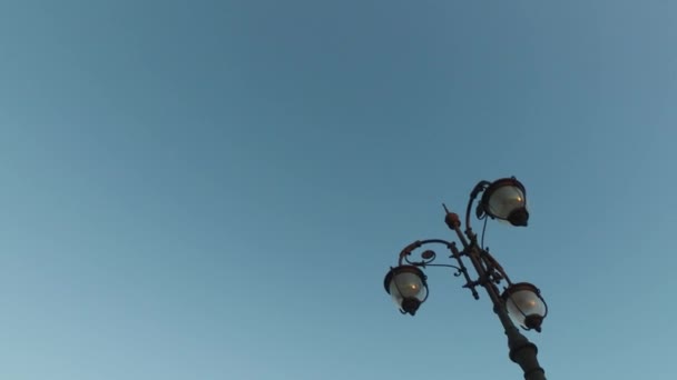 Pólo de lâmpada no céu — Vídeo de Stock