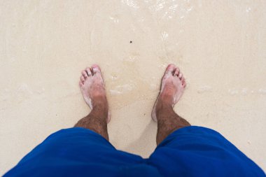 Bir adam yüzme kum plajındaki hazırdır