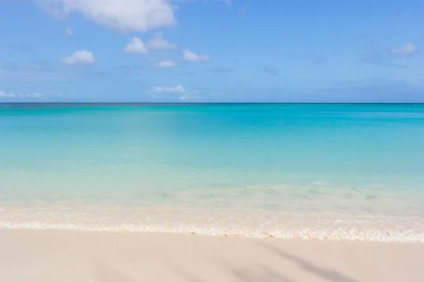 Spiaggia idilliaca sulla costa — Foto Stock