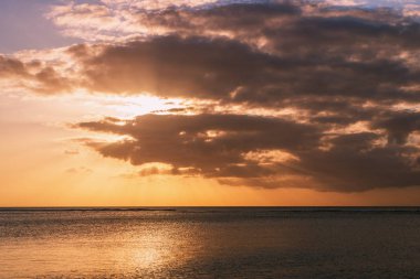 Okyanusun üzerinde gün batımı