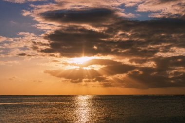 Okyanusun üzerinde gün batımı