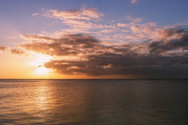 Okyanusun üzerinde gün batımı