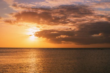 Okyanusun üzerinde gün batımı