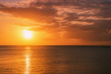 Okyanusun üzerinde gün batımı
