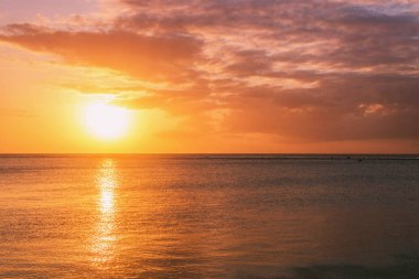 Okyanusun üzerinde gün batımı