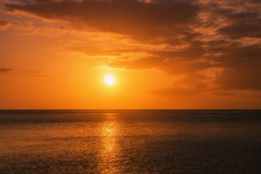 Okyanusun üzerinde gün batımı