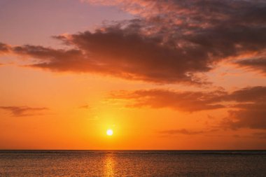 Okyanusun üzerinde gün batımı