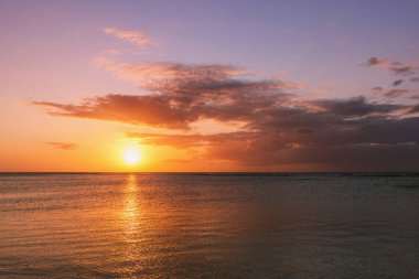 Okyanusun üzerinde gün batımı