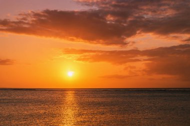 Okyanusun üzerinde gün batımı