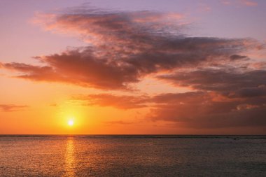 Okyanusun üzerinde gün batımı