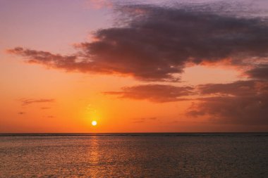 Okyanusun üzerinde gün batımı