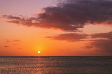 Okyanusun üzerinde gün batımı