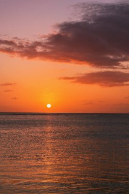 Okyanusun üzerinde gün batımı