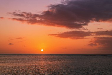 Okyanusun üzerinde gün batımı
